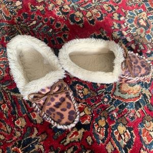 2 pairs slippers